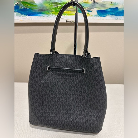 Michael - Michael Kors Black Bucket hand Bag with little dog charm - Picture 4 of 11